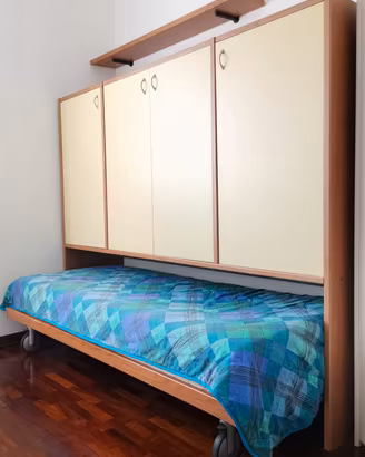 Angolo cameretta: letto più armadio