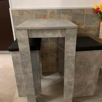 Tavolo snack con i rispettivi sgabbelli