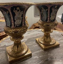 Coppia di Vasi Antichi Decorazioni Neoclassiche