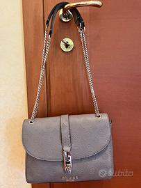 Guess Borsa grigia in pelle matelasse