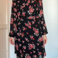 Abito avvolgente floreale – Nero con rose rosse