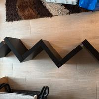 Mensola libreria nera Ikea Lack Zig Zag