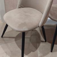 Sedie in velluto beige con gambe nere. 