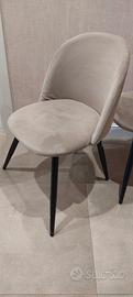 Sedie in velluto beige con gambe nere. 