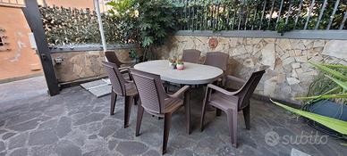 Tavolo e sedie giardino