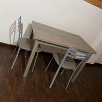 Tavolo colore grigio