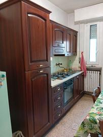SPAZIOSA CUCINA CON FRIGO E FORNO IN VERO LEGNO