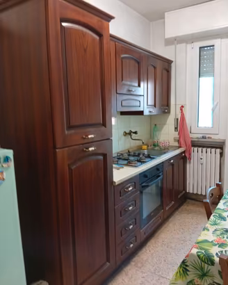 SPAZIOSA CUCINA CON FRIGO E FORNO IN VERO LEGNO