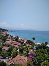 Meravigliosa villetta estiva con il mare sotto cas
