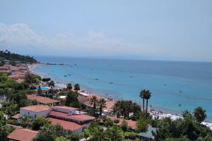 Meravigliosa villetta estiva con il mare sotto cas