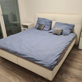 Letto matrimoniale con 2 comodini