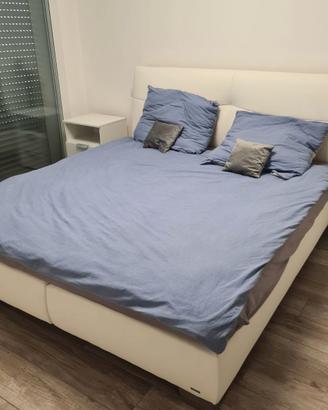 Letto matrimoniale con 2 comodini
