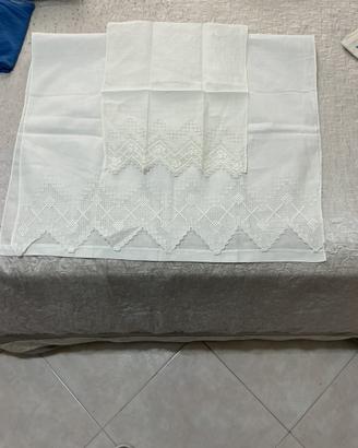 Asciugamani di lino ricamato in pizzo fiorentino