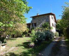 Casale in pietra e terreno agricolo