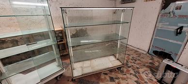 Due vetrinette da esposizione; negozi / collezioni