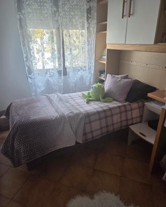 Cameretta con scrivania 