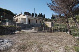Massa S.Lucia - Villa singola con corte e terreno