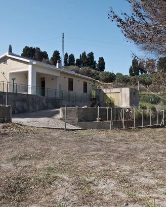Massa S.Lucia - Villa singola con corte e terreno