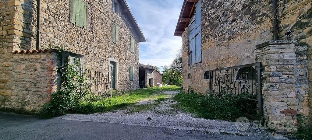 Rustico / Casale di 395 m² con 5 locali e box auto - Vista 2