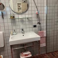 Lavandino bagno con specchio