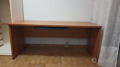 Scrivania in legno