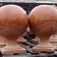 Sfere con piedistallo in terracotta Toscana