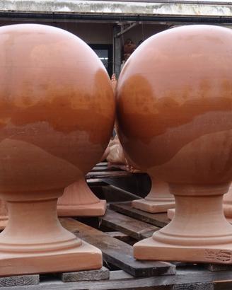 Sfere con piedistallo in terracotta Toscana