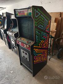 Cabinato arcade.