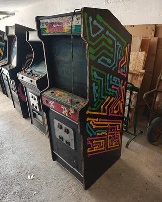 Cabinato arcade.