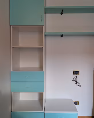 Mobile per cameretta con mensole e lampadario 