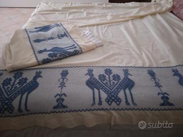 tenda ricamata a mano