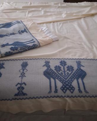tenda ricamata a mano