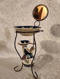 Lavabo mignon con tris di ceramiche