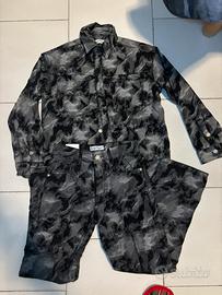 Completo di jeans.