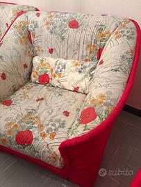 Due poltrone antiche e divano letto con fiori