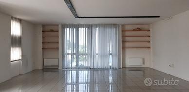 UFFICIO OPEN SPACE CON AMPIE VETRATE
