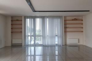 UFFICIO OPEN SPACE CON AMPIE VETRATE