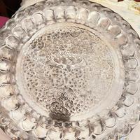 Vassoio decorativo in metallo sbalzato e inciso a