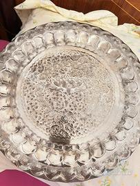 Vassoio decorativo in metallo sbalzato e inciso a