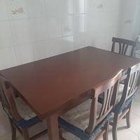 Tavolo da cucina con sedie