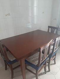 Tavolo da cucina con sedie