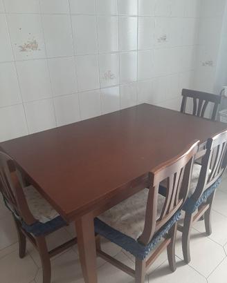 Tavolo da cucina con sedie