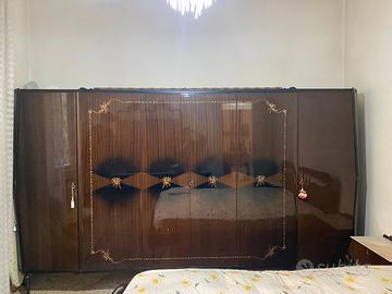 Armadio laccato in legno vintage