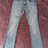 pantaloni vita bassa a zampa