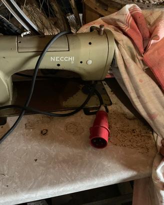 Macchina cucire necchi