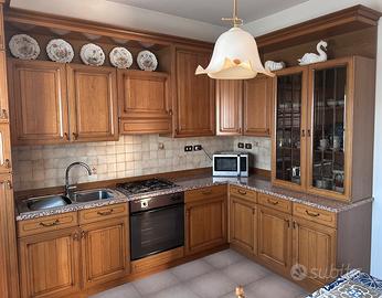 Cucina in legno massello con top in marmo – REX