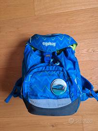 Zaino scuola Ergobag blu e carrellino porta zaino