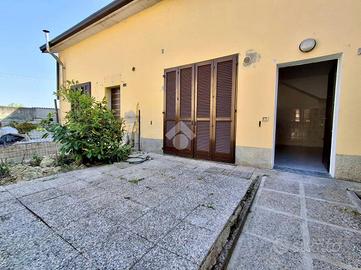 VILLA A SCHIERA A PIACENZA