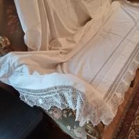 Antico e scenografico lenzuolo da corredo .