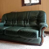 Divano usato in buone condizioni.